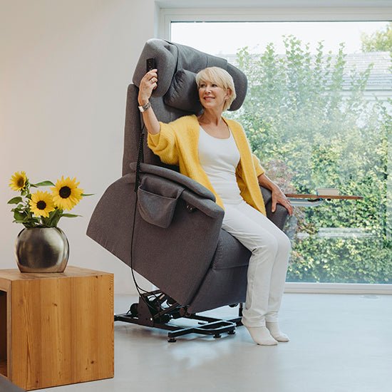 "RELAX" Elektrisk lænestol med hjul & elevation - Ergonomisk & unikt design. NYHED 2025 - Seniorpleje - Lænestole - Saljol - SAJ - RELAXCHAIR - 2 - FAST - GRAFIT (MØRKEGRÅ) -
