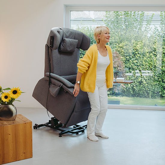 "RELAX" Elektrisk lænestol med hjul & elevation - Ergonomisk & unikt design. NYHED 2025 - Seniorpleje - Lænestole - Saljol - SAJ - RELAXCHAIR - 3 - BLØD - PLATIN (LYSEGRÅ) -