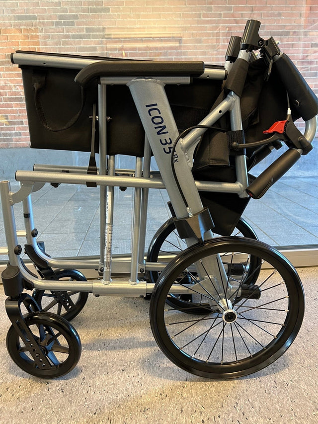 “TRAVEL-LIGHT” ICON35 letvægts rejse-kørestol (8,2 kg). Foldbar & fylder minimalt. - Seniorpleje - Rehasense - RHS-RWB35D4IB0 - 45 cm - -