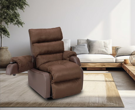 COCOON Generation 2 løftestol i brun velour – livsstilsbillede i stue