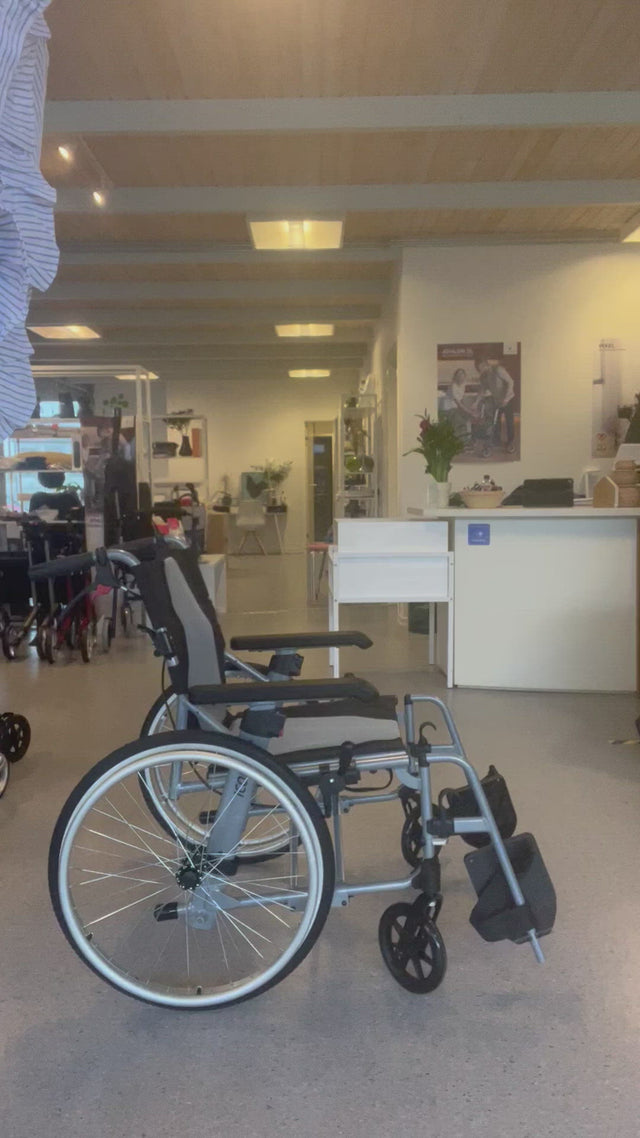 "ACTIVE ICON35" - ULTRA lightweight travel wheelchair. Smart & foldable. Only 9 kg!