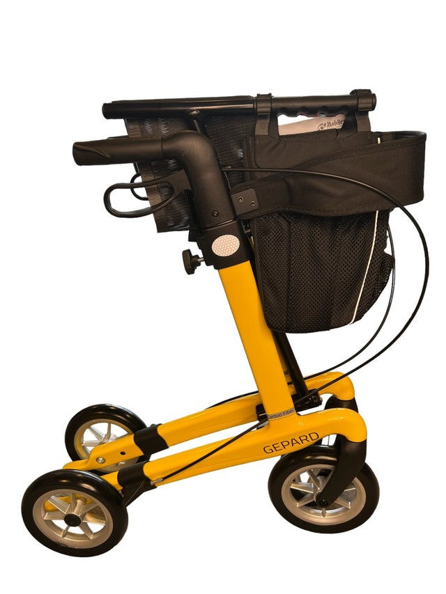 Gul kulfiber rollator - Ultra let & sammenklappelig, 5,5 kg. Inkl. rygstøtte & stokkeholder - Seniorpleje - Udendørs rollatorer - Mobilex - MBX-312407 - Gul -62 cm. -
