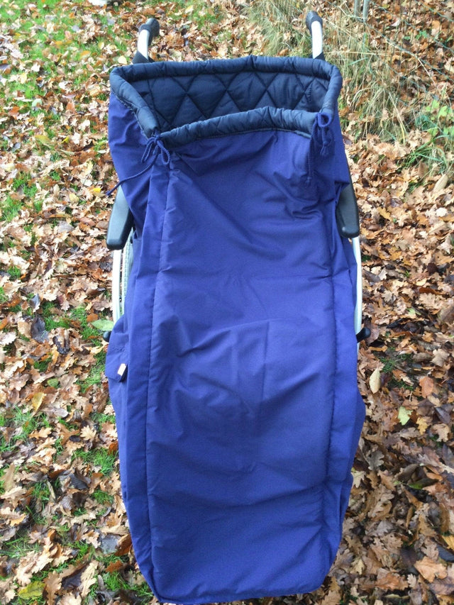 Kørestolspose i varm mikrofiber - se vores lækre letvægts model. 4 størrelser. Faconsyet! - Seniorpleje - Termoposer - Orgaterm - OGT-2413 - Small, Size 3 -Navy/mørkeblå -