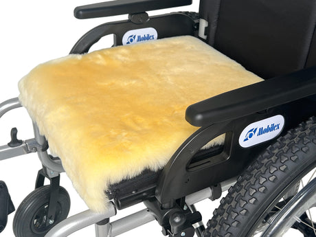 Lammeskindspude til kørestol - Varmt, vaskbart, blødt & åndbart. - Seniorpleje - Lammeskindspude til kørestol - Orgaterm - OGT-264043 - 40 x 43 x 5 cm - -