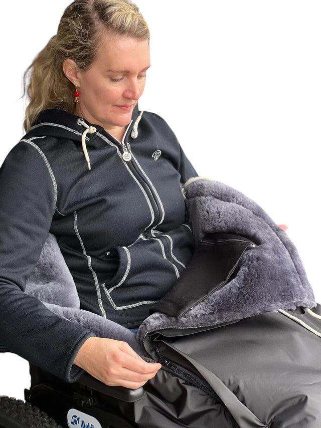 Luksus kørestolspose - Ægte lammeskind på hele indersiden. Lynlås hele vejen rundt. - Seniorpleje - kørestolsposer - Orgaterm - OGT-2204 - MEDIUM/STR 4 - -